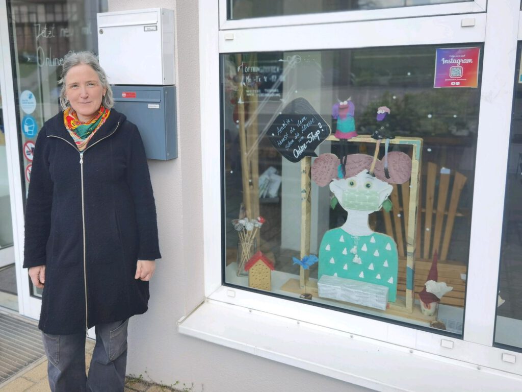 Heike Gottmann vor dem Werkstattladen "mittendrin".