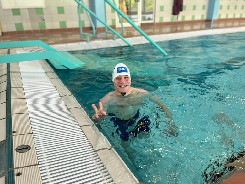 Training für die Hölle von Q im Schwimmbad