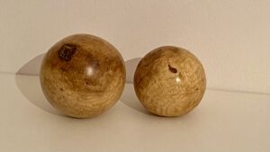 2 gedrechselte Holzkugeln