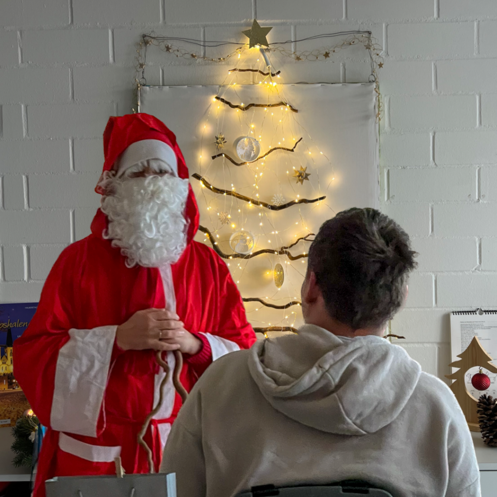 Weihnachtsmann und ein junger Mann