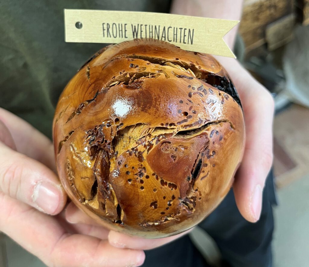 gedrechselte Holzkugel