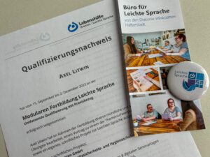 Zertifikat von Axel Litwin und Flyer und Button vom Büro für Leichte Sprache