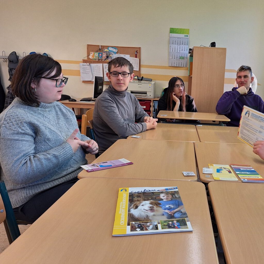 BBB Teilnehmer berichten in der Lakomy Schule über ihre Arbeit und ihre Wohnform